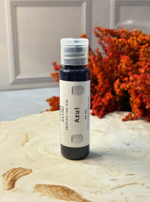 🎨 Colorante para Yeso de Alta Pigmentación – Arte y Cera El Colorante para Yeso de Alta Pigmentación de Arte y Cera está diseñado para ofrecer colores intensos, uniformes y duraderos en cada mezcla. Su fórmula concentrada permite obtener tonos vivos con pocas gotas, logrando resultados profesionales incluso en pequeñas cantidades. Se disuelve fácilmente, no deja grumos y es ideal para proyectos de yeso decorativo, figuras, tarjetería y manualidades. Perfecto para quienes buscan colores fuertes, definidos y de alta calidad en sus creaciones.