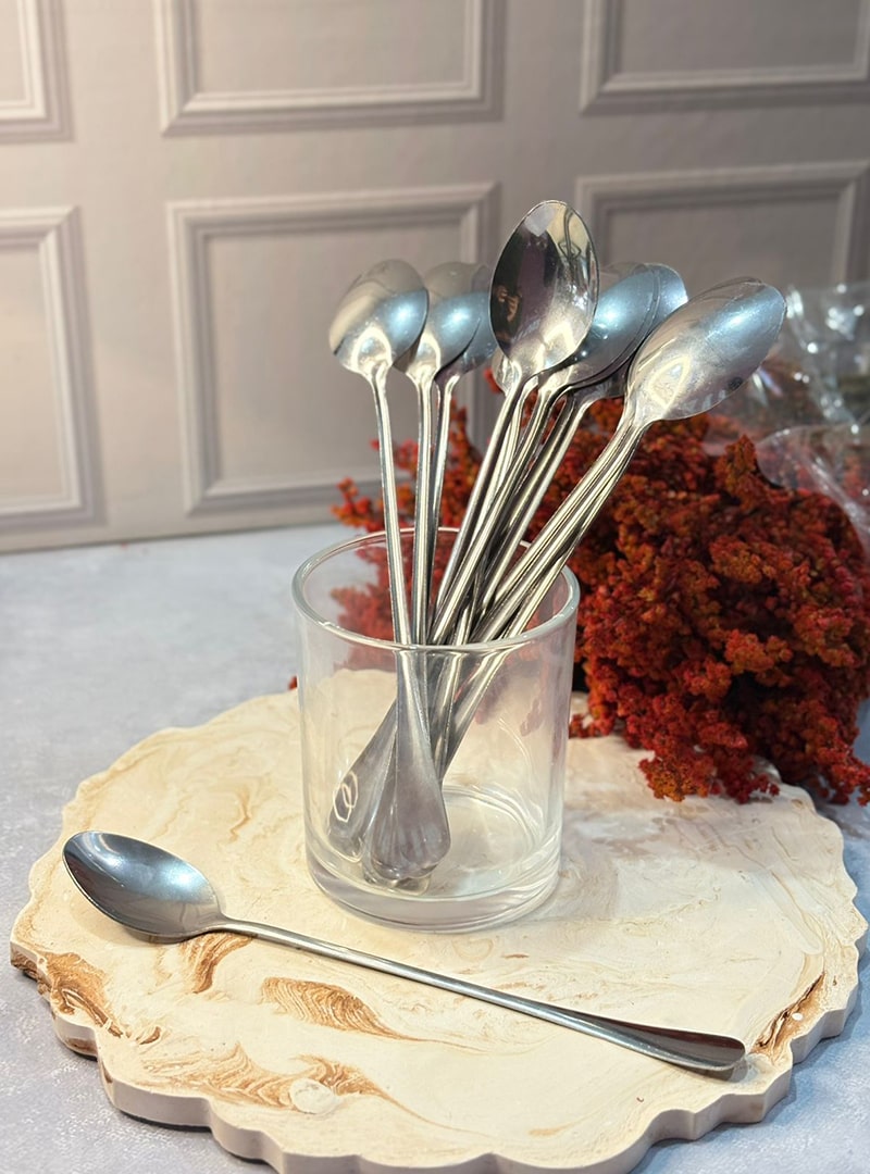 🥄 Cuchara de Acero para Revolver Cera – Arte y Cera La Cuchara de Acero de Arte y Cera es el accesorio ideal para revolver y mezclar cera durante la elaboración de velas. Fabricada en acero resistente, soporta altas temperaturas sin deformarse y permite una mezcla uniforme de colorantes, fragancias y aditivos. Su diseño es duradero, fácil de limpiar y perfecto para trabajar de manera segura y profesional en tus proyectos de velas artesanales. ✨