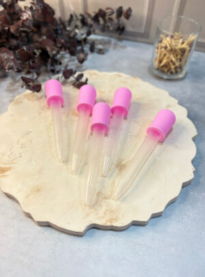 El complemento perfecto para dosificar esencias, fragancias, aceites y mezclas con precisión. ✨ Características: Capacidad: 5 ml Material: pasta resistente Tapa de goma suave y hermética Gotero preciso para evitar derrames y desperdicios Práctico, ligero y fácil de manipular Ideal para proyectos artesanales, aceites esenciales, muestras, cosmética natural, aromaterapia y más. Perfecto para creadores que buscan calidad y practicidad en cada detalle.