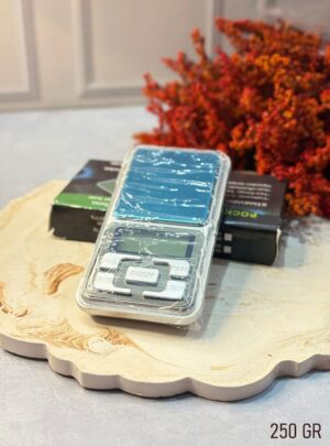 ⚖️ Gramera de Precisión 250 g – Arte y Cera La Gramera de Precisión de 250 g de Arte y Cera es ideal para medir con exactitud los ingredientes que utilizas en la elaboración de velas, jabones y proyectos artesanales. Ofrece una medición precisa y confiable, perfecta para pesar colorantes, fragancias, aditivos, pequeñas cantidades de cera y otros insumos que requieren control exacto. Su diseño es compacto, fácil de usar y perfecta para emprendimientos o trabajos detallados donde cada gramo cuenta. ✨