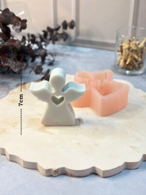 💛 Molde Ángel Corazón de 7 cm – Arte y Cera El Molde Ángel Corazón de Arte y Cera mide aproximadamente 7 cm de alto, ideal para crear velas, jabones y figuras en yeso con un diseño delicado y lleno de ternura. Fabricado en silicona grado alimenticio, es flexible, resistente y muy fácil de desmoldar, permitiendo obtener piezas con excelente definición en cada detalle del angelito y su corazón. Perfecto para decoraciones, regalos especiales, recordatorios y proyectos artesanales con un toque espiritual y encantador. ✨