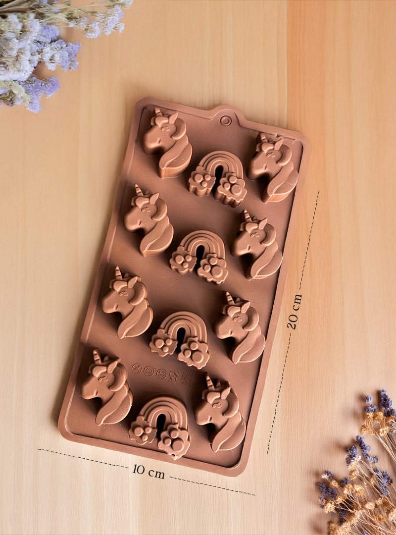 🌈 Molde Bandeja de Arcoíris y Unicornios – Arte y Cera La Bandeja de Arcoíris y Unicornios de Arte y Cera es perfecta para crear velas, jabones y figuras en yeso con diseños mágicos y llenos de fantasía. Incluye varias cavidades con formas de arcoíris, unicornios y detalles decorativos, ideales para proyectos coloridos y creativos. Fabricada en silicona grado alimenticio, es flexible, resistente y permite un desmolde fácil, logrando piezas con excelente definición. Ideal para artesanías infantiles, temáticas o para darle un toque mágico a tus creaciones. ✨