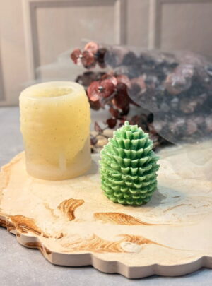 Este molde de silicona de alta precisión replica fielmente la compleja estructura de las piñas de pino, permitiendo crear jabones, velas o figuras de yeso que parecen recolectadas directamente del bosque.
