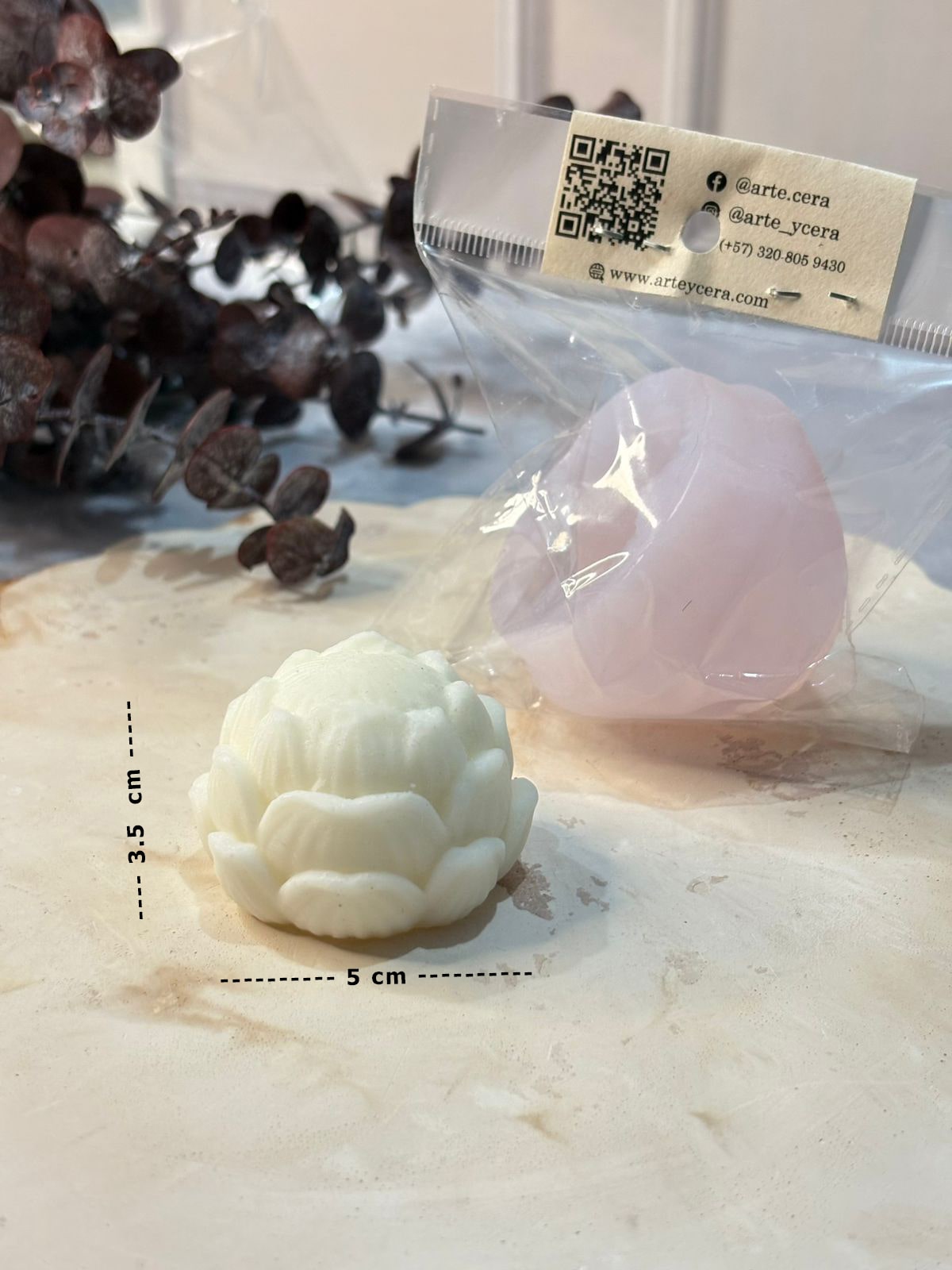 Molde de Flor de Loto para Velas Molde de silicona con diseño de flor de loto, ideal para crear velas decorativas con un acabado elegante y detallado. Su forma pétalo a pétalo permite obtener piezas con excelente definición, perfectas para ambientar espacios, elaborar velas aromáticas o crear productos temáticos para ocasiones especiales.