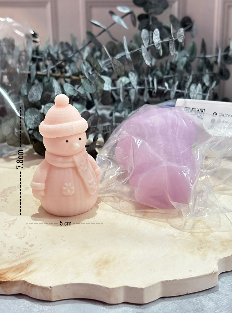 El Molde Muñeco de Nieve de Arte y Cera es perfecto para crear velas, figuras en yeso o jabones artesanales con un toque navideño y encantador. Fabricado con material de alta calidad, ofrece una excelente definición en los detalles y un desmolde fácil y limpio. Con una altura aproximada de 7.8 cm, es ideal para tus proyectos decorativos y creativos de temporada. ✨