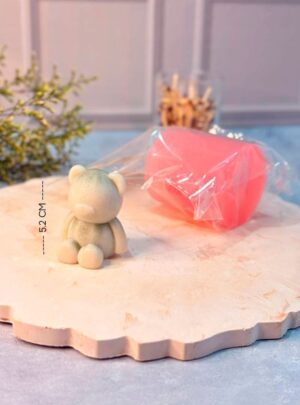 Molde Osito Tradicional Sentado Molde de silicona con la figura de un osito clásico en posición sentada, perfecto para elaborar velas decorativas, jabones artesanales o piezas de resina. Su material flexible y de alta calidad permite un desmolde fácil y una excelente definición en cada detalle. Ideal para regalos, detalles infantiles, recuerdos y proyectos creativos.
