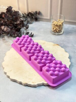 🧼 Molde para Jabones Exfoliantes – Arte y Cera El Molde para Jabones Exfoliantes de Arte y Cera es perfecto para crear jabones artesanales con textura y diseño profesional. Fabricado en silicona grado alimenticio, es flexible, resistente y permite un desmolde fácil, manteniendo cada detalle del relieve exfoliante. Ideal para elaborar jabones con semillas, café, avena u otros ingredientes exfoliantes, logrando piezas funcionales, duraderas y visualmente atractivas. Perfecto para emprendedores, artesanos y amantes de la cosmética natural. ✨