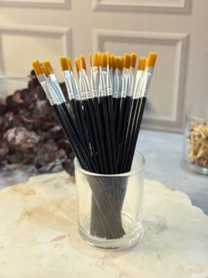 🎨 Pincel Brocha Delgada – Arte y Cera El Pincel Brocha Delgada de Arte y Cera es perfecto para realizar trazos finos, detalles delicados y acabados precisos en velas, jabones y proyectos artesanales. Características: Cerdas delgadas y suaves para mayor control. Ideal para líneas, bordes, sombras y detalles decorativos. Compatible con pinturas acrílicas y decorativas. Una herramienta imprescindible para quienes buscan precisión y acabado profesional en sus creaciones. ✨