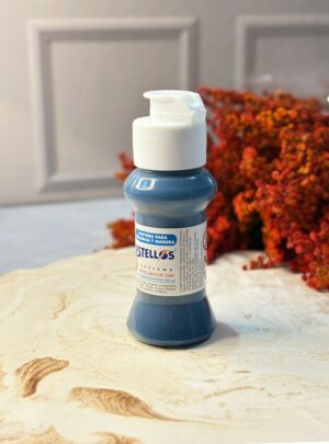 PINTURA ACRÍLICA PARA VELAS Y YESOS Vibrante, versátil y de fácil aplicación. Colores intensos que transforman cada creación. Producto nacional premium. Esta pintura acrílica está especialmente formulada para decorar velas artesanales y piezas en yeso. Su acabado de alta calidad ofrece tonos brillantes, duraderos y de secado rápido, permitiendo una gran variedad de estilos y combinaciones. Ideal para detalles artísticos, personalización de recuerdos, decoración temática y proyectos creativos, garantizando un resultado profesional y lleno de color.