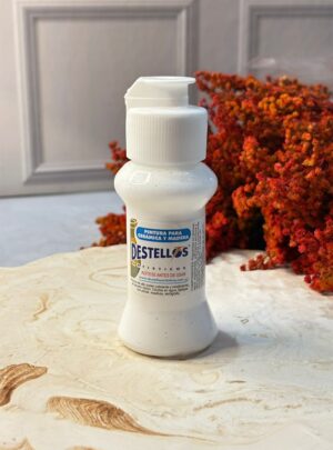 PINTURA ACRÍLICA PARA VELAS Y YESOS Vibrante, versátil y de fácil aplicación. Colores intensos que transforman cada creación. Producto nacional premium. Esta pintura acrílica está especialmente formulada para decorar velas artesanales y piezas en yeso. Su acabado de alta calidad ofrece tonos brillantes, duraderos y de secado rápido, permitiendo una gran variedad de estilos y combinaciones. Ideal para detalles artísticos, personalización de recuerdos, decoración temática y proyectos creativos, garantizando un resultado profesional y lleno de color.