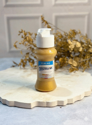 PINTURA ACRÍLICA PARA VELAS Y YESOS Vibrante, versátil y de fácil aplicación. Colores intensos que transforman cada creación. Producto nacional premium. Esta pintura acrílica está especialmente formulada para decorar velas artesanales y piezas en yeso. Su acabado de alta calidad ofrece tonos brillantes, duraderos y de secado rápido, permitiendo una gran variedad de estilos y combinaciones. Ideal para detalles artísticos, personalización de recuerdos, decoración temática y proyectos creativos, garantizando un resultado profesional y lleno de color.