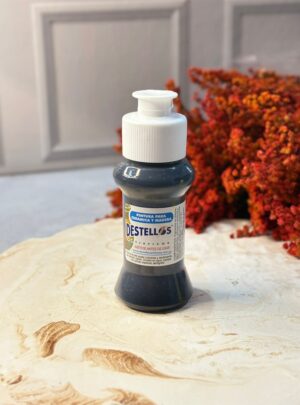 PINTURA ACRÍLICA PARA VELAS Y YESOS Vibrante, versátil y de fácil aplicación. Colores intensos que transforman cada creación. Producto nacional premium. Esta pintura acrílica está especialmente formulada para decorar velas artesanales y piezas en yeso. Su acabado de alta calidad ofrece tonos brillantes, duraderos y de secado rápido, permitiendo una gran variedad de estilos y combinaciones. Ideal para detalles artísticos, personalización de recuerdos, decoración temática y proyectos creativos, garantizando un resultado profesional y lleno de color.