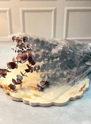 🌿 Eucalipto Preservado – Arte y Cera El Eucalipto Preservado de Arte y Cera es perfecto para decorar velas, arreglos, empaques y proyectos artesanales con un toque natural y elegante. Gracias a su proceso de preservación, mantiene su color, textura y flexibilidad, sin necesidad de agua ni cuidados especiales. Ideal para decoración de velas aromáticas, fotografías de producto, arreglos florales, accesorios y detalles artesanales. Aporta un estilo orgánico y moderno a cualquier creación. ✨