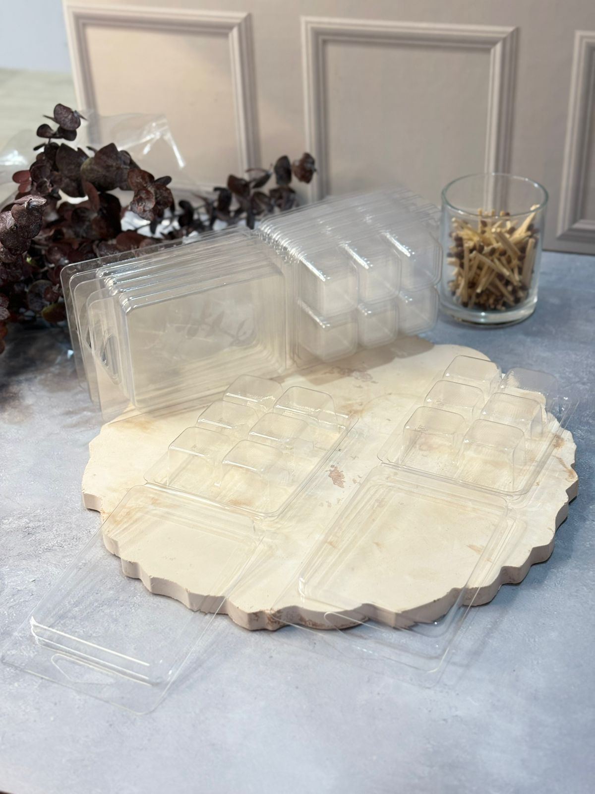 🕯️ Recipiente de Plástico para Wax Melt – Arte y Cera El Recipiente de Plástico para Wax Melt de Arte y Cera es ideal para preparar y presentar tus ceras aromáticas de forma práctica y profesional. Fabricado en plástico resistente y flexible, permite: Verter la cera derretida fácilmente Desmoldar sin esfuerzo Mantener la forma y proteger el contenido Perfecto para emprendedores y artesanos que elaboran wax melts, muestrarios o fragancias sólidas. Una opción funcional y económica para empacar y presentar tus aromas. ✨