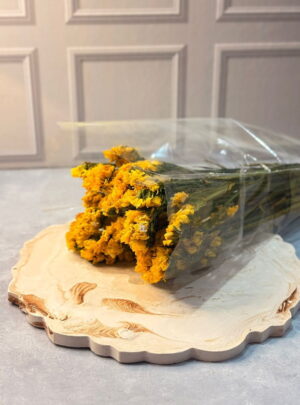 💛 Statis Amarillas – Flores Secas – Arte y Cera Las Statis Amarillas de Arte y Cera son flores secas ideales para aportar un toque vibrante y natural a tus velas, jabones, empaques y proyectos decorativos. Su color amarillo intenso se mantiene gracias a su proceso de secado, conservando una apariencia fresca y delicada. Son perfectas para crear detalles artesanales, realzar fotografías de producto y dar un acabado elegante y encantador a cualquier creación. ✨