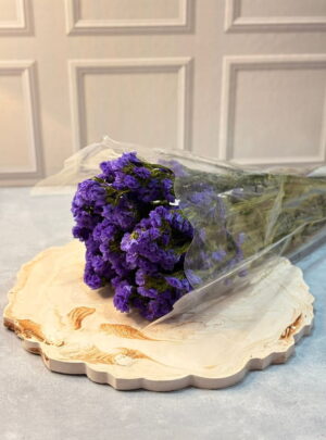 💜 Statis Violeta – Flores Secas – Arte y Cera Las Statis Violeta de Arte y Cera son flores secas ideales para aportar un toque vibrante, elegante y artístico a tus velas, jabones, empaques y proyectos decorativos. Su color violeta intenso se mantiene gracias a su proceso de secado, conservando textura y belleza natural. Perfectas para crear detalles únicos, embellecer fotografías de producto y dar un acabado sofisticado a cualquier creación artesanal. ✨
