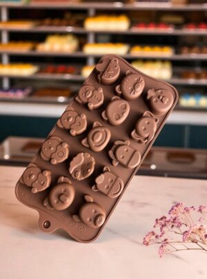 🐾 Molde Bandeja de Animalitos – Arte y Cera El Molde Bandeja de Animalitos de Arte y Cera es perfecto para crear velas, jabones y figuras en yeso con diseños tiernos y detallados de animales. Fabricado en silicona grado alimenticio, es flexible, resistente y permite un desmolde fácil y limpio. Su formato tipo bandeja incluye varias cavidades, ideal para producir varias piezas en una sola preparación. Perfecto para proyectos artesanales, decorativos o creaciones infantiles. ✨