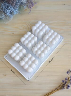 🫧 Molde Burbujas Grandes para Velas – Arte y Cera El Molde Burbujas Grandes de Arte y Cera es ideal para crear velas modernas y decorativas con un diseño voluminoso y llamativo. Fabricado en silicona grado alimenticio, ofrece una excelente flexibilidad para un desmolde fácil y limpio, manteniendo todas las curvas y detalles del diseño bubble. Perfecto para velas decorativas, aromáticas o de colección. Su tamaño grande permite obtener una pieza protagonista y elegante para cualquier espacio. ✨