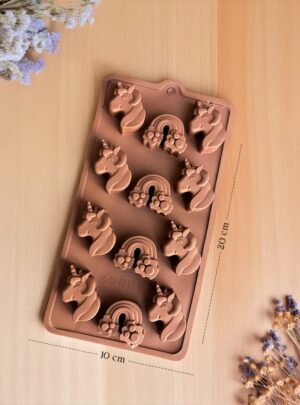 🌈 Molde Bandeja de Arcoíris y Unicornios – Arte y Cera La Bandeja de Arcoíris y Unicornios de Arte y Cera es perfecta para crear velas, jabones y figuras en yeso con diseños mágicos y llenos de fantasía. Incluye varias cavidades con formas de arcoíris, unicornios y detalles decorativos, ideales para proyectos coloridos y creativos. Fabricada en silicona grado alimenticio, es flexible, resistente y permite un desmolde fácil, logrando piezas con excelente definición. Ideal para artesanías infantiles, temáticas o para darle un toque mágico a tus creaciones. ✨