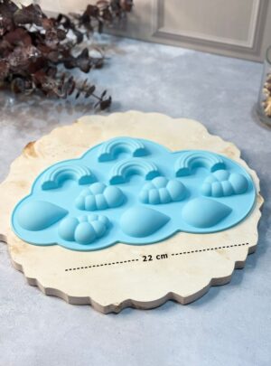 Molde Bandeja de Nubes y Arcoíris Molde de silicona con figuras de nubes y arcoíris, perfecto para crear velas decorativas, jabones artesanales o piezas para manualidades. Es flexible, fácil de desmoldar y resistente al calor, ideal para obtener formas tiernas y delicadas con excelente definición. Ideal para proyectos temáticos, detalles infantiles, ambientación y decoración creativa.
