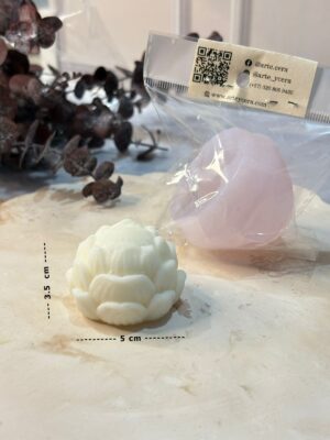 Molde de Flor de Loto para Velas Molde de silicona con diseño de flor de loto, ideal para crear velas decorativas con un acabado elegante y detallado. Su forma pétalo a pétalo permite obtener piezas con excelente definición, perfectas para ambientar espacios, elaborar velas aromáticas o crear productos temáticos para ocasiones especiales. Es flexible, resistente al calor y fácil de desmoldar, lo que facilita un trabajo limpio y profesional tanto para principiantes como para artesanos expertos.