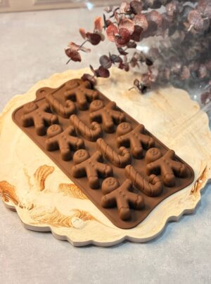 🍪 Molde Importado Tipo Bandeja en Silicona – Grado Alimenticio – Arte y Cera El Molde Importado Tipo Bandeja de Arte y Cera está fabricado en silicona grado alimenticio, segura, flexible y fácil de manipular. Es un molde delgado, ideal para trabajar con comodidad y obtener piezas con buen detalle. Versátil y práctico, puede utilizarse para elaborar velas, jabones artesanales y repostería, gracias a su excelente resistencia y fácil desmolde. Perfecto para tus proyectos creativos y culinarios. ✨