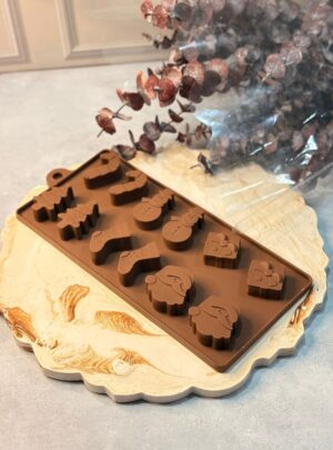 🍪 Molde Importado Tipo Bandeja en Silicona – Grado Alimenticio – Arte y Cera El Molde Importado Tipo Bandeja de Arte y Cera está fabricado en silicona grado alimenticio, segura, flexible y fácil de manipular. Es un molde delgado, ideal para trabajar con comodidad y obtener piezas con buen detalle. Versátil y práctico, puede utilizarse para elaborar velas, jabones artesanales y repostería, gracias a su excelente resistencia y fácil desmolde. Perfecto para tus proyectos creativos y culinarios. ✨