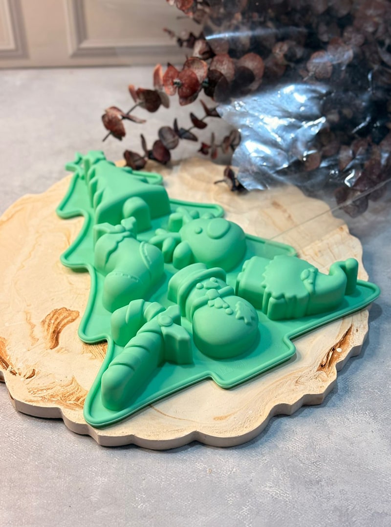 🍪 Molde Importado Tipo Bandeja en Silicona – Grado Alimenticio – Arte y Cera El Molde Importado Tipo Bandeja de Arte y Cera está fabricado en silicona grado alimenticio, segura, flexible y fácil de manipular. Es un molde delgado, ideal para trabajar con comodidad y obtener piezas con buen detalle. Versátil y práctico, puede utilizarse para elaborar velas, jabones artesanales y repostería, gracias a su excelente resistencia y fácil desmolde. Perfecto para tus proyectos creativos y culinarios. ✨