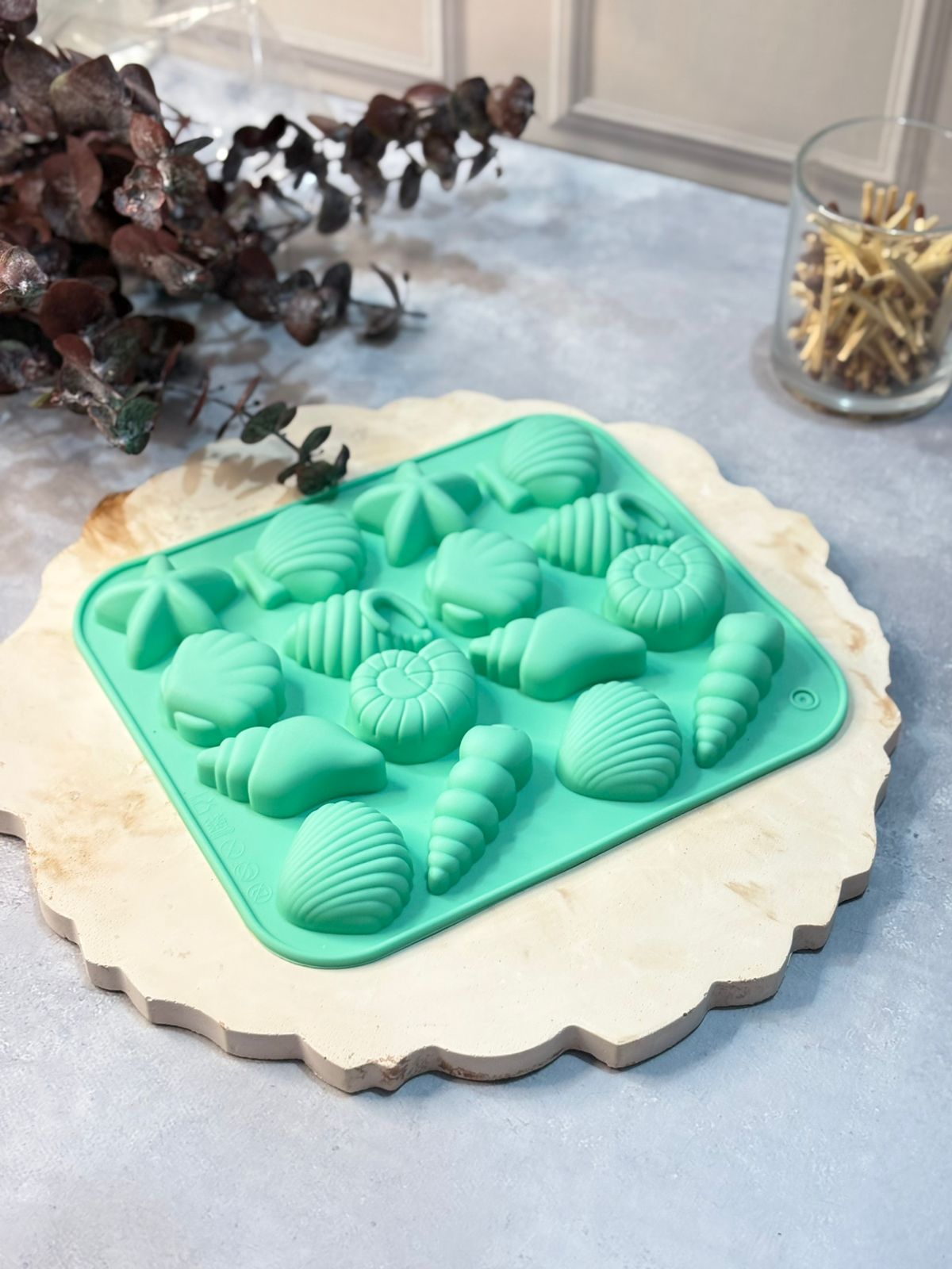 Molde Bandeja de Caracolas y Conchas Pequeñas Molde de silicona con diseño de múltiples caracolas y conchas pequeñas, perfecto para crear velas decorativas con textura marina. Gracias a su nivel de detalle, permite obtener piezas con acabados nítidos y realistas, ideales para complementar diseños costeros, temáticos o veraniegos. Es fácil de desmoldar, resistente al calor y compatible con ceras como soya, parafina, cera de coco o mezclas artesanales. Ideal para emprendedores y creadores que buscan agregar un toque único y elegante a sus colecciones de velas artesanales.