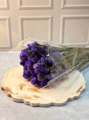 💜 Statis Violeta – Flores Secas – Arte y Cera Las Statis Violeta de Arte y Cera son flores secas ideales para aportar un toque vibrante, elegante y artístico a tus velas, jabones, empaques y proyectos decorativos. Su color violeta intenso se mantiene gracias a su proceso de secado, conservando textura y belleza natural. Perfectas para crear detalles únicos, embellecer fotografías de producto y dar un acabado sofisticado a cualquier creación artesanal. ✨