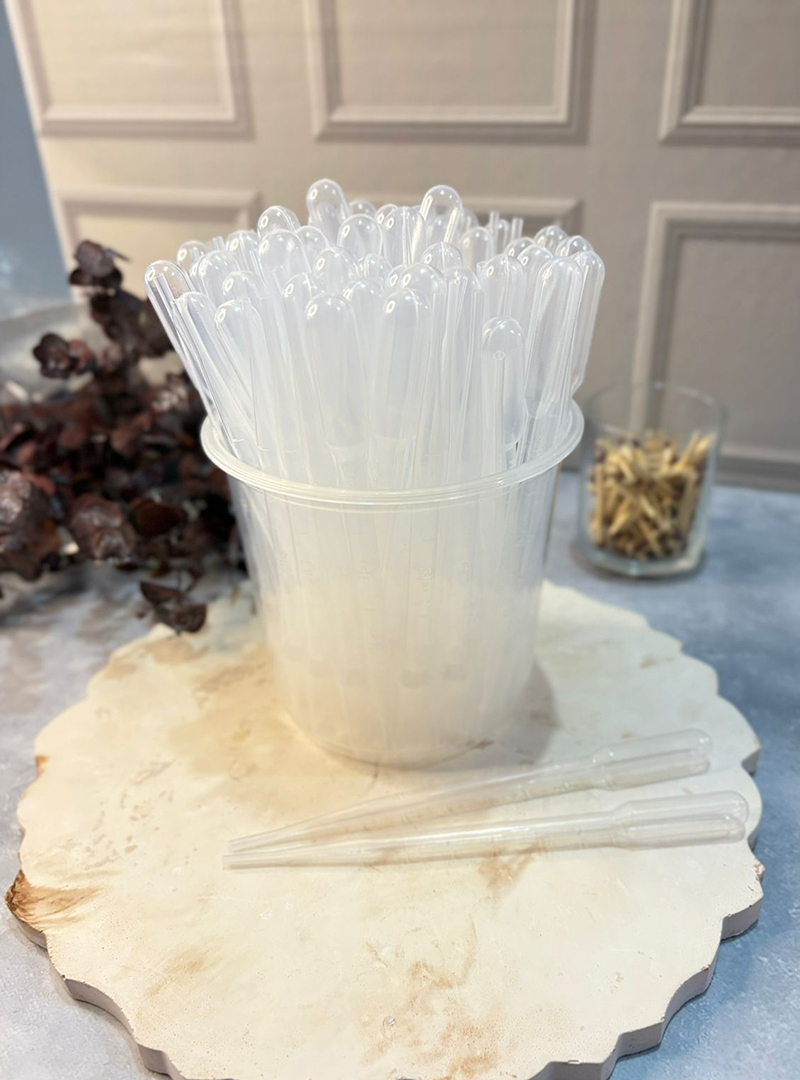 Gotero desechable de 5 ml Gotero plástico desechable con capacidad de 5 ml, ideal para trabajar con aromas, esencias y mezclas líquidas que requieren precisión en cada aplicación. Perfecto para: Preparación de velas (solo para adicionar aromas líquidos en frío) Elaboración de jabones Dosificación de colorantes Proyectos de manualidades y formulaciones delicadas Importante: No soporta calor, por lo que no debe utilizarse con ceras o mezclas calientes. Herramienta práctica, ligera y precisa para procesos donde el control de cada gota es fundamental.