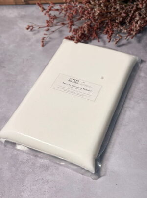 Base de Glicerina Vegetal Blanca para Jabones – Grado Cosmético USP Base de glicerina vegetal blanca de alta calidad, ideal para la elaboración de jabones artesanales con acabado opaco y uniforme. Es de grado cosmético tipo USP, lo que garantiza pureza, seguridad y excelente desempeño. Su textura permite un derretido fácil y homogéneo, perfecta tanto para uso artesanal como profesional.