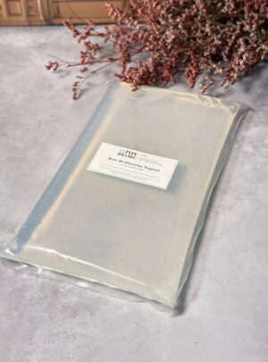 Base de Glicerina Vegetal Transparente para Jabones – Grado Cosmético USP Base de glicerina vegetal transparente de alta calidad, ideal para jabones artesanales con acabado cristalino y brillante. Elaborada con grado cosmético tipo USP, ofreciendo pureza y resultados profesionales. Permite un derretido uniforme y controlado, facilitando la incorporación de colores, aromas y decoraciones. Modo de uso: Apta para derretir en baño maría, olleta eléctrica o microondas Aroma recomendado: 2% a 3% del total de la base Recomendaciones: ❌ No dejar hervir ❌ No sobrecalentar para conservar la transparencia y calidad