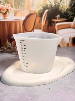 Vaso Medidor 500 ml – Ideal para Mezclar Yeso y Trabajos de Arte Práctico y resistente vaso medidor de 500 ml, perfecto para preparar mezclas de yeso, resina, jabones y otros materiales artísticos. Su diseño transparente con marcaciones visibles permite medir con precisión líquidos y polvos, logrando mezclas más exactas y profesionales. Fabricado en material duradero y reutilizable, es ligero, fácil de limpiar y cómodo de usar en procesos creativos. Su tamaño es ideal para proyectos pequeños y medianos, brindando control y comodidad en cada preparación. Una herramienta esencial para artistas, emprendedores y amantes de las manualidades que buscan precisión y orden en sus mezclas. ✨