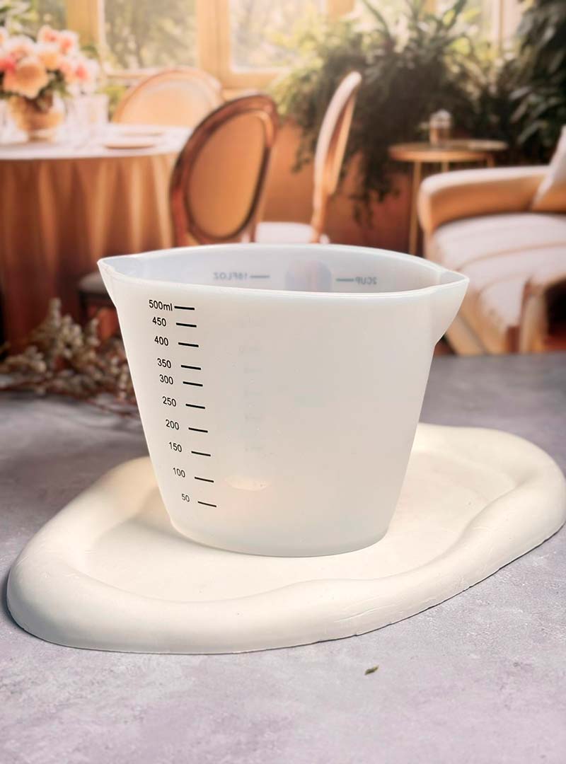 Vaso Medidor 500 ml – Ideal para Mezclar Yeso y Trabajos de Arte Práctico y resistente vaso medidor de 500 ml, perfecto para preparar mezclas de yeso, resina, jabones y otros materiales artísticos. Su diseño transparente con marcaciones visibles permite medir con precisión líquidos y polvos, logrando mezclas más exactas y profesionales. Fabricado en material duradero y reutilizable, es ligero, fácil de limpiar y cómodo de usar en procesos creativos. Su tamaño es ideal para proyectos pequeños y medianos, brindando control y comodidad en cada preparación. Una herramienta esencial para artistas, emprendedores y amantes de las manualidades que buscan precisión y orden en sus mezclas. ✨