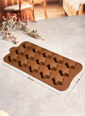 Molde Bandeja de Estrellas (15 cavidades) Este molde de silicona es perfecto para crear jabones artesanales y velas con un acabado encantador. Cuenta con 15 cavidades en forma de estrella, todas uniformes, que permiten elaborar varias piezas al mismo tiempo de manera práctica y sencilla. Fabricado en silicona flexible de alta calidad, facilita el desmolde sin romper ni deformar tus creaciones. Es resistente al calor, reutilizable y muy fácil de limpiar, lo que lo convierte en una excelente opción tanto para principiantes como para emprendedores artesanales. Ideal para proyectos creativos, regalos personalizados o producción en pequeñas series.