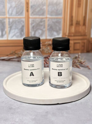 Resina Epóxica AB “Gemelos” – Arte y Cera Da vida a tus ideas con nuestra Resina Epóxica AB (Gemelos), perfecta para proyectos artísticos, manualidades y decoración. Diseñada tanto para principiantes como para creadores experimentados, esta resina es fácil de usar, versátil y ofrece acabados brillantes y llenos de color. Su sistema de mezcla 1:1 (Parte A + Parte B) permite un proceso sencillo y sin complicaciones. Solo mezcla suavemente para evitar burbujas y deja que la resina se autonivele, logrando superficies lisas y profesionales. Es ideal para combinar con pigmentos, purpurina, hojuelas metálicas doradas o plateadas, y otros elementos decorativos que harán que cada pieza sea única.