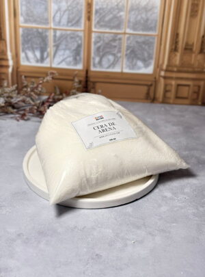 Cera de Arena (Base de Palma) La Cera de Arena es una cera especial elaborada a base de cera de palma, sometida a un proceso de hidrogenización y solidificación, lo que le da su textura granulada característica. Viene lista para usar, ideal para crear velas decorativas y recargables de forma rápida y sencilla.