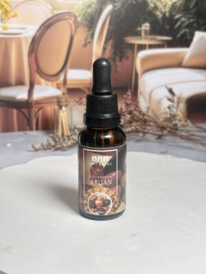 Proveniente de Marruecos, el Aceite de Argán es legendario. Es un aceite "seco" que penetra sin dejar residuos grasos, lo que lo hace perfecto para el rostro, cuerpo y cabello.