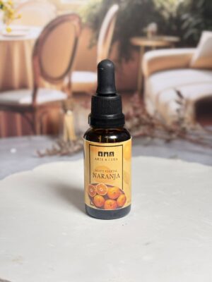 El Aceite Vegetal de Naranja es una explosión de frescura y bienestar embotellada. Este extracto natural es mucho más que un aroma delicioso; es un concentrado vibrante diseñado para revitalizar las pieles opacas y despertar los sentidos de inmediato.