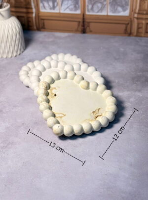 Un corazón cubierto de ternura. Base de yeso con forma de corazón y textura de perlas en relieve. Ideal para decorar, personalizar y crear detalles románticos con acabado elegante.
