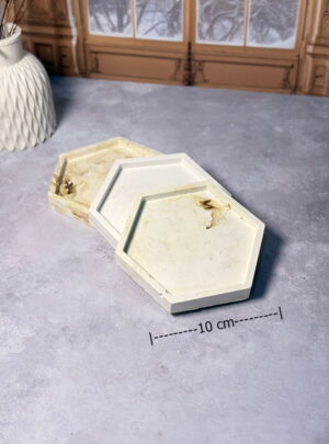 Líneas que inspiran orden y belleza. Base de yeso con forma hexagonal, limpia y versátil. Ideal para crear composiciones modernas, minimalistas o boho con total libertad.