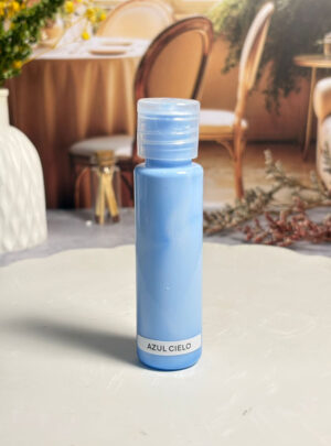 La suavidad del cielo en tus velas. Colorante premium en tono azul cielo, formulado con aditivos especiales que potencian el brillo, mejoran la textura y aportan dureza a tus creaciones. Acabado profesional con efecto luminoso y frescura visual.