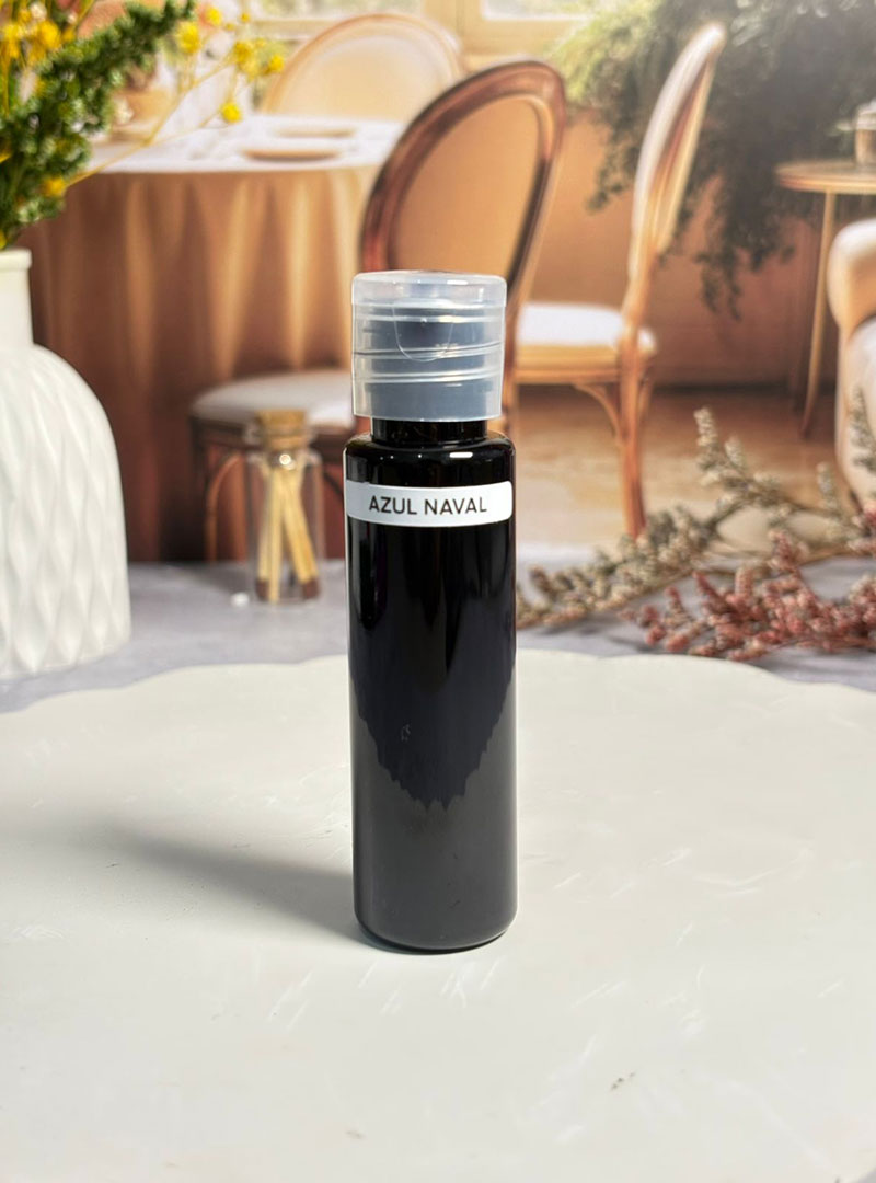 El azul profundo que tus velas merecen. Colorante premium en tono azul naval oscuro, formulado con aditivos especiales que potencian el brillo, mejoran la textura y aportan dureza a tus velas. Acabado profesional con efecto luminoso.