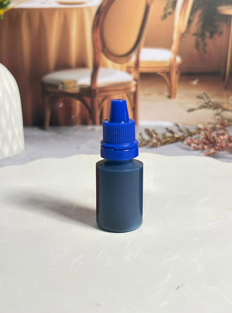 La profundidad que tus velas merecen. Colorante premium en tono azul, presentación de 10 ml. Formulado con aditivos especiales que potencian el brillo, mejoran la textura y aportan dureza a tus velas. Acabado profesional con efecto luminoso y sereno.