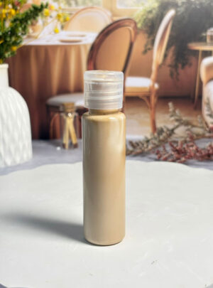 La calidez neutra que tus velas merecen. Colorante premium en tono beige, formulado con aditivos especiales que potencian el brillo, mejoran la textura y aportan dureza a tus velas. Acabado profesional con efecto luminoso y elegancia sutil.