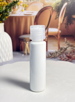 La pureza que tus velas merecen. Colorante premium en tono blanco, formulado con aditivos especiales que potencian el brillo, mejoran la textura y aportan dureza a tus velas. Acabado profesional con efecto luminoso y elegancia atemporal.