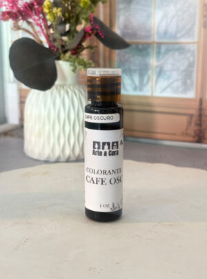 La calidez profunda que tus velas merecen. Colorante premium en tono café oscuro, formulado con aditivos especiales que potencian el brillo, mejoran la textura y aportan dureza a tus velas. Acabado profesional con efecto luminoso y elegancia terrosa.
