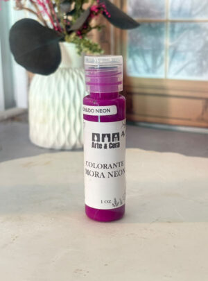 La energía que tus velas merecen. Colorante premium en tono morado neón, formulado con aditivos especiales que potencian el brillo, mejoran la textura y aportan dureza a tus velas. Acabado profesional con efecto luminoso y vibrante.