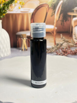 La elegancia absoluta que tus velas merecen. Colorante premium en tono negro, formulado con aditivos especiales que potencian el brillo, mejoran la textura y aportan dureza a tus velas. Acabado profesional con efecto luminoso y sofisticación atemporal.